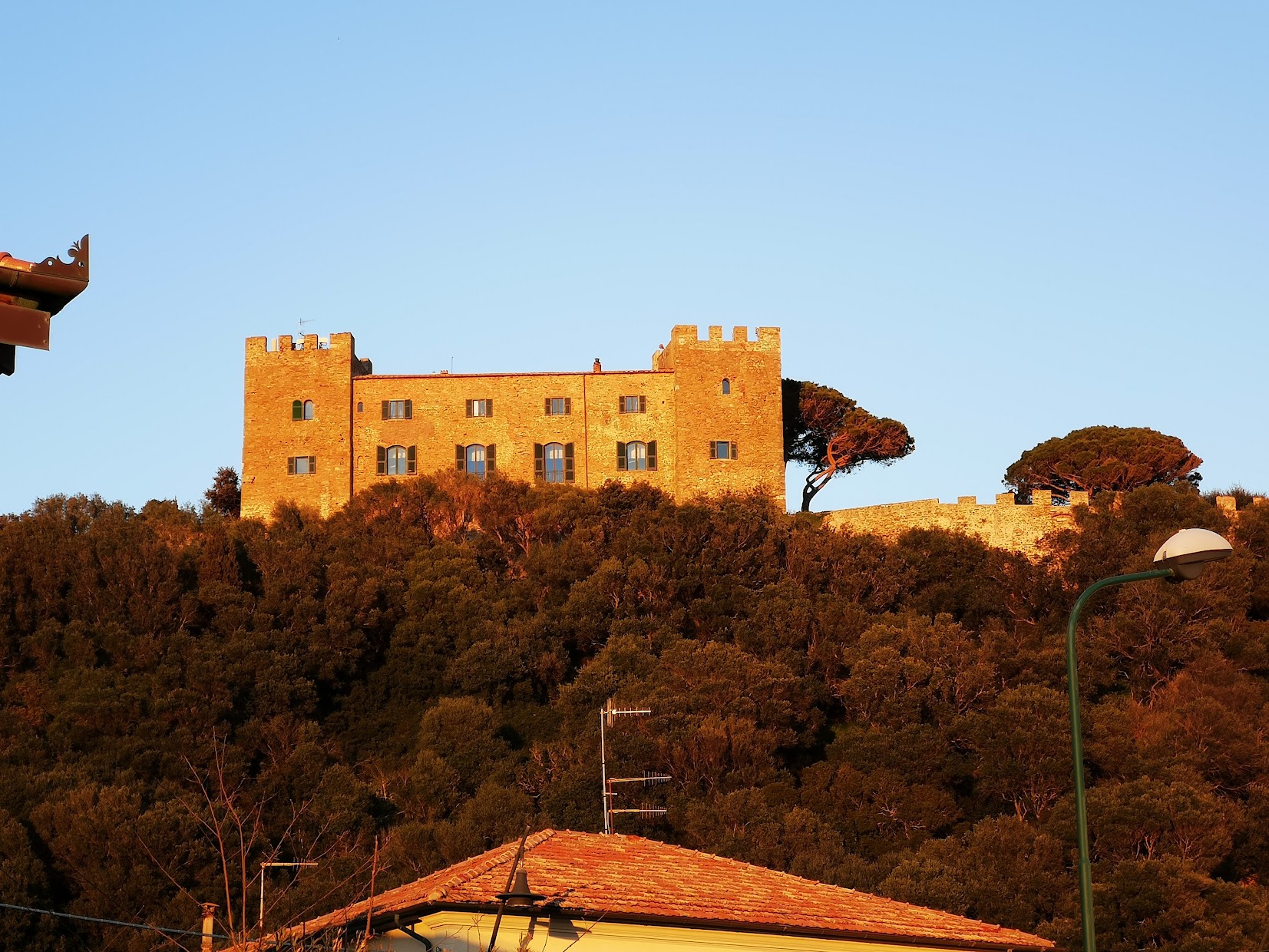Scopri di più sull'articolo Il Castello di Castiglione della Pescaia: un viaggio tra storia, bellezza e panorama